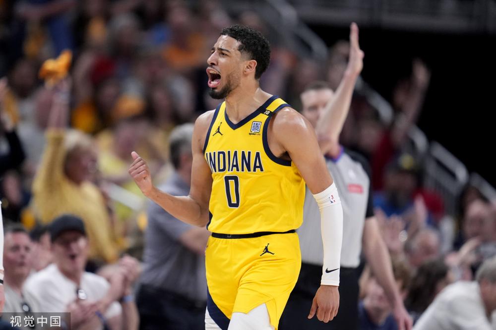 并推动足球 并推动足球